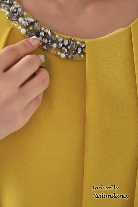 マスタードイエローのビジューネック2wayタックドレス