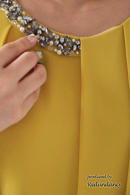 マスタードイエローのビジューネック2wayタックドレス