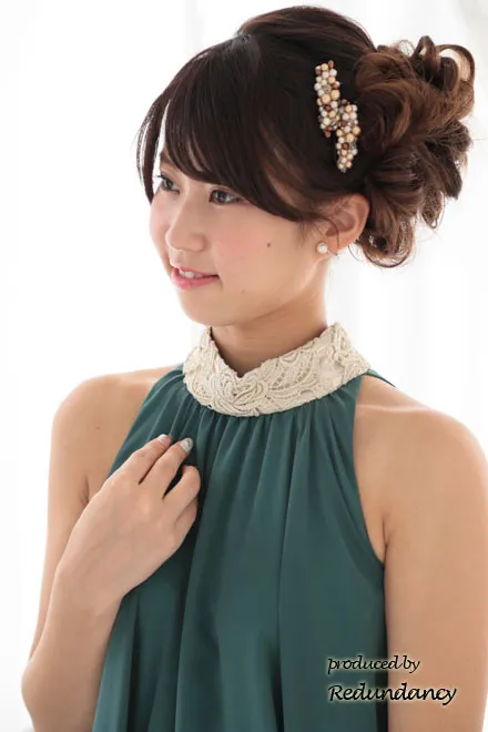 グリーン×ゴールドのハイネック刺繍アメリカンスリーブドレス