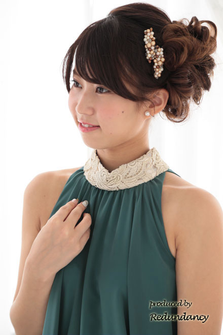 グリーン×ゴールドのハイネック刺繍アメリカンスリーブドレス