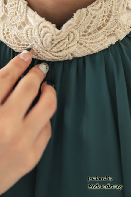 グリーン×ゴールドのハイネック刺繍アメリカンスリーブドレス