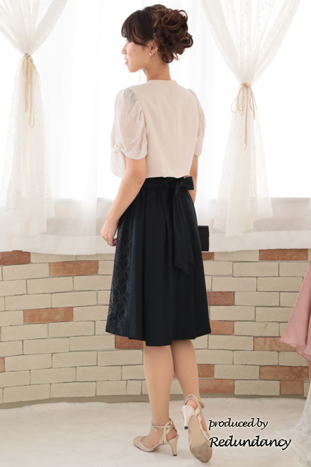 ネイビーのサイドレース切替ウエストリボン付きドレス