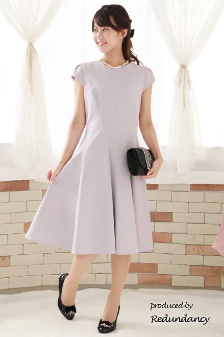 グレージュの立体切替フレンチスリーブドレス