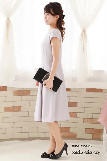 グレージュの立体切替フレンチスリーブドレス