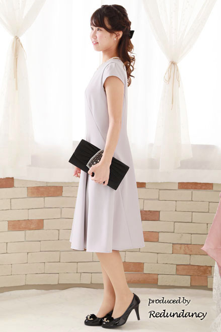 グレージュの立体切替フレンチスリーブドレス