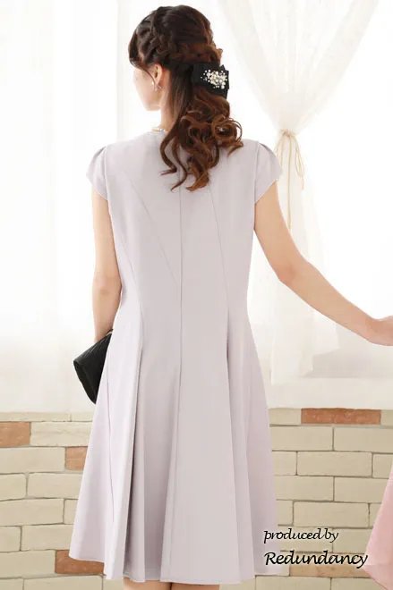 グレージュの立体切替フレンチスリーブドレス