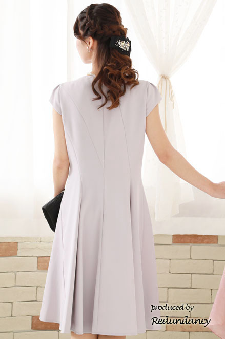 グレージュの立体切替フレンチスリーブドレス