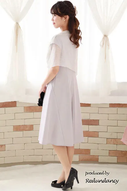 グレージュの立体切替フレンチスリーブドレス