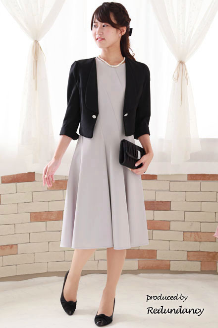 グレージュの立体切替フレンチスリーブドレス