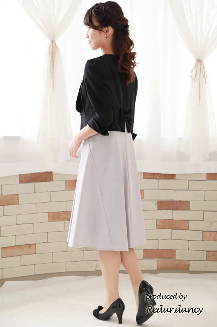 グレージュの立体切替フレンチスリーブドレス