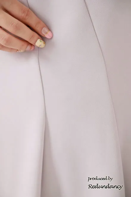 グレージュの立体切替フレンチスリーブドレス