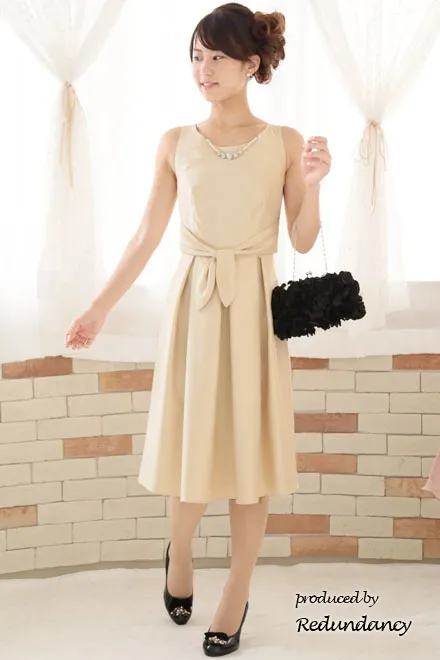 ベージュのネックレス付きウエストリボンドレス