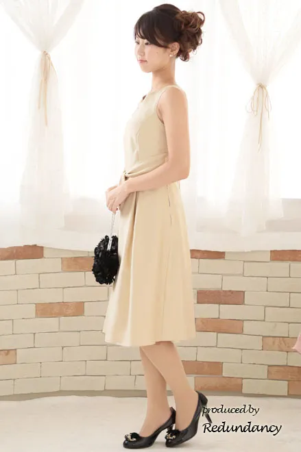 ベージュのネックレス付きウエストリボンドレス