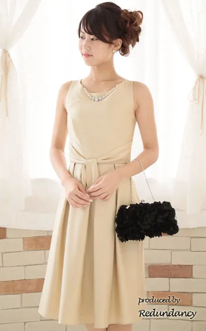 ベージュのネックレス付きウエストリボンドレス