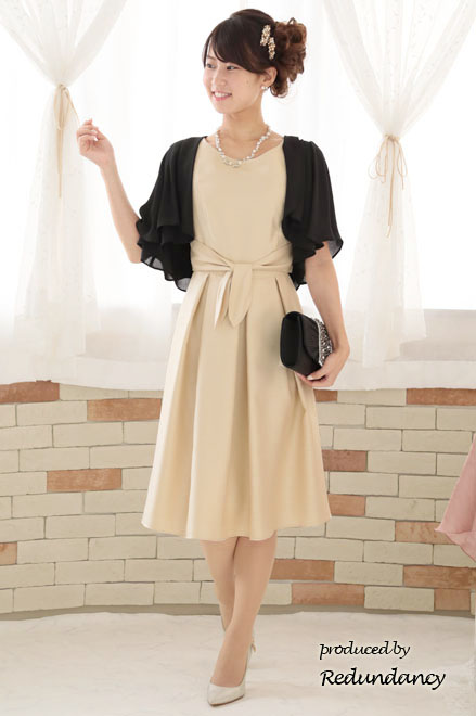 ベージュのネックレス付きウエストリボンドレス
