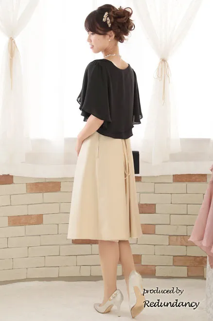 ベージュのネックレス付きウエストリボンドレス