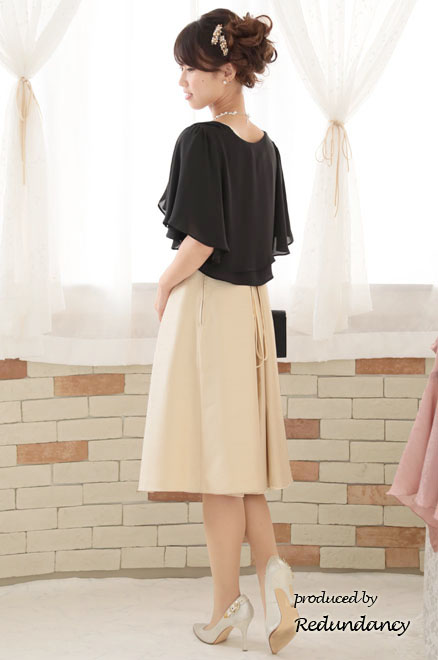 ベージュのネックレス付きウエストリボンドレス