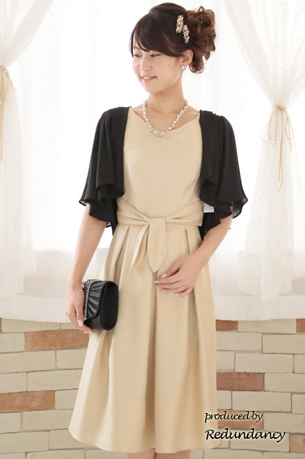 ベージュのネックレス付きウエストリボンドレス