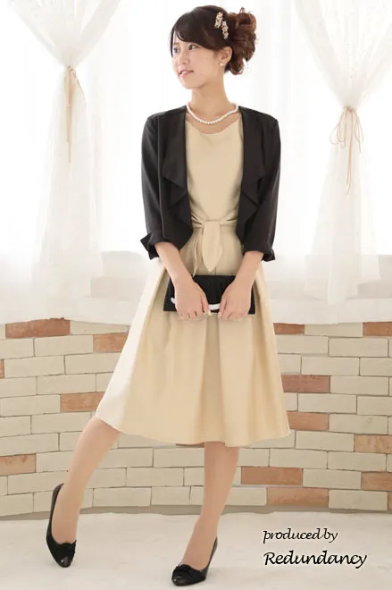 ベージュのネックレス付きウエストリボンドレス