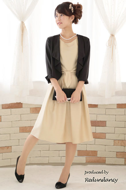 ベージュのネックレス付きウエストリボンドレス