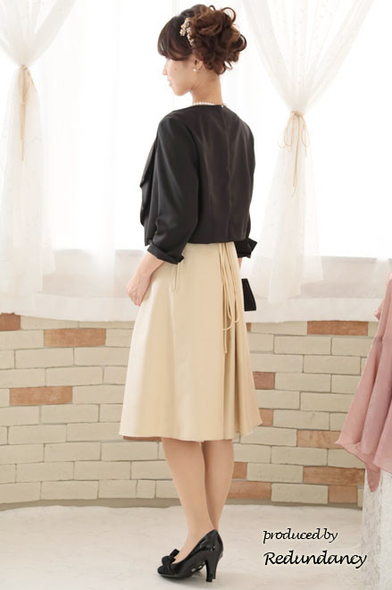 ベージュのネックレス付きウエストリボンドレス