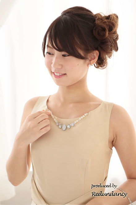 ベージュのネックレス付きウエストリボンドレス