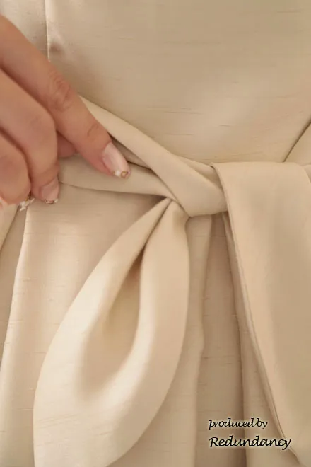 ベージュのネックレス付きウエストリボンドレス