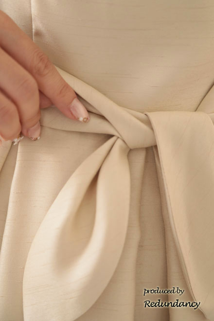 ベージュのネックレス付きウエストリボンドレス