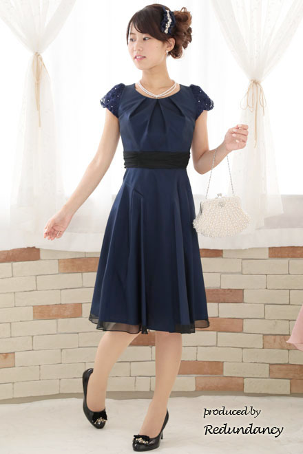 ネイビーのレースパフスリーブフレアドレス