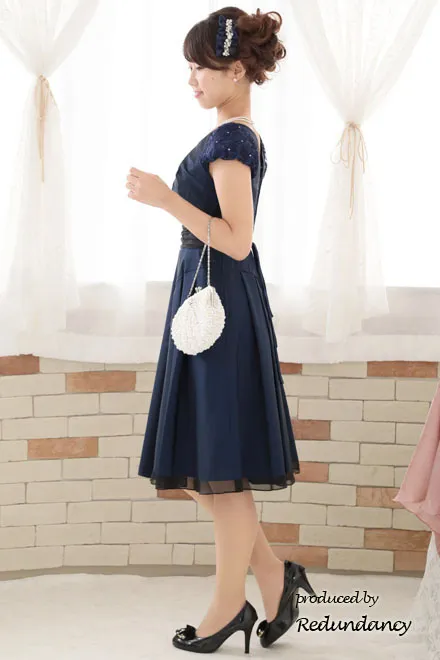 ネイビーのレースパフスリーブフレアドレス