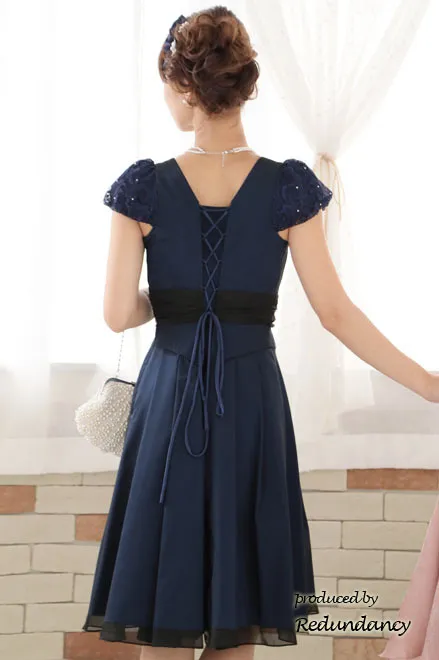 ネイビーのレースパフスリーブフレアドレス