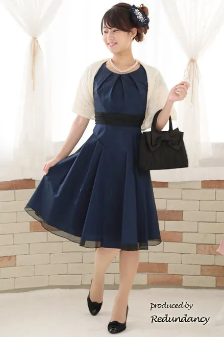 ネイビーのレースパフスリーブフレアドレス