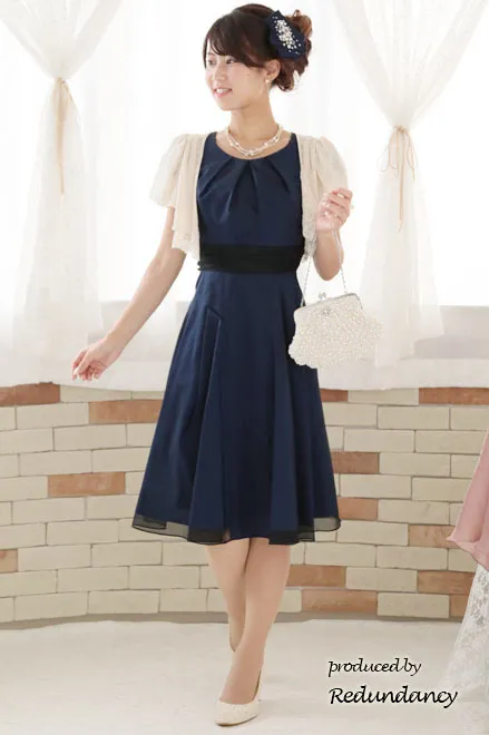 ネイビーのレースパフスリーブフレアドレス