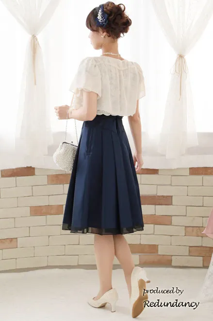 ネイビーのレースパフスリーブフレアドレス