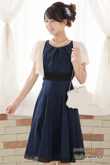 ネイビーのレースパフスリーブフレアドレス