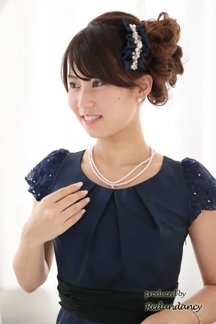 ネイビーのレースパフスリーブフレアドレス