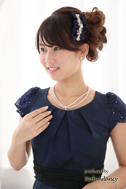 ネイビーのレースパフスリーブフレアドレス