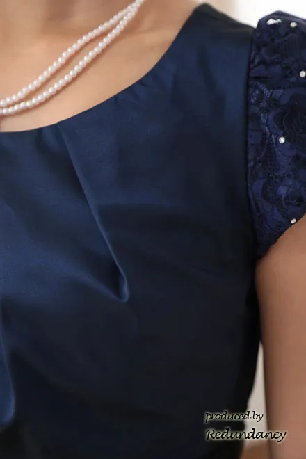 ネイビーのレースパフスリーブフレアドレス