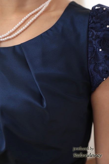 ネイビーのレースパフスリーブフレアドレス