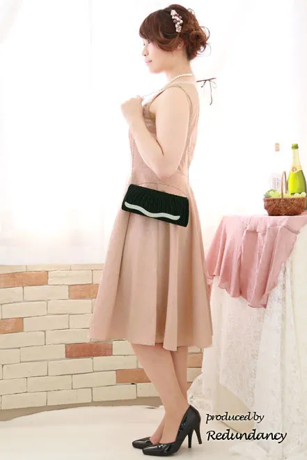 ピンクベージュの織柄花模様ラメドレス