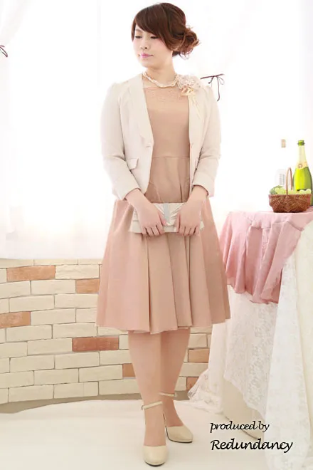 ピンクベージュの織柄花模様ラメドレス