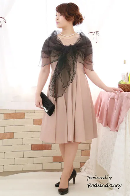 ピンクベージュの織柄花模様ラメドレス