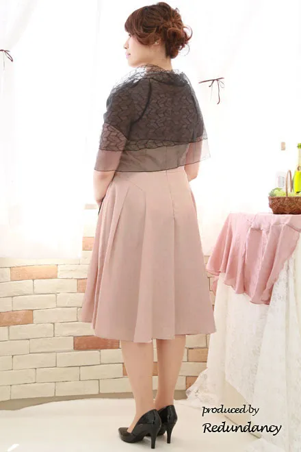 ピンクベージュの織柄花模様ラメドレス