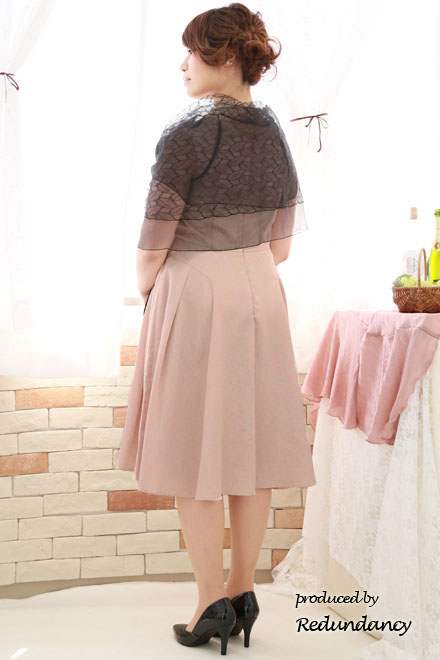 ピンクベージュの織柄花模様ラメドレス