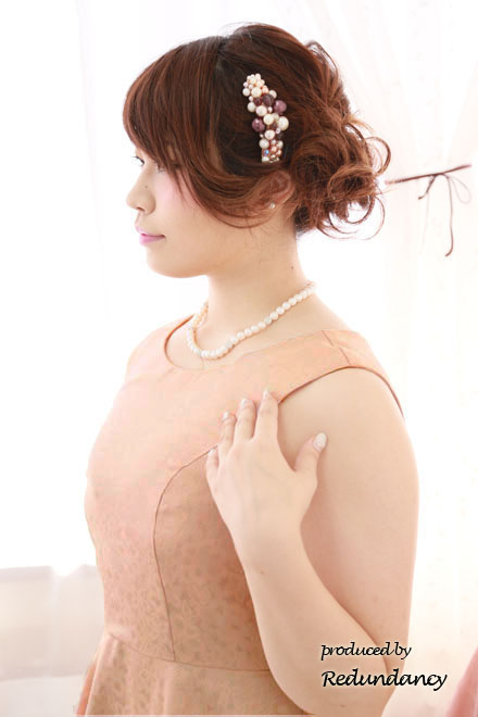 ピンクベージュの織柄花模様ラメドレス