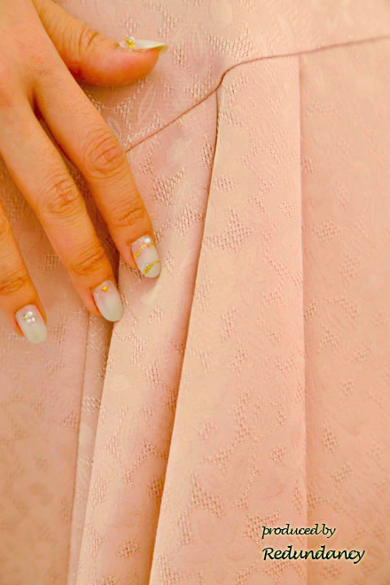 ピンクベージュの織柄花模様ラメドレス