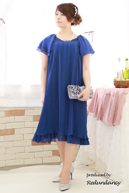 ブルーの袖付きプリーツドレス