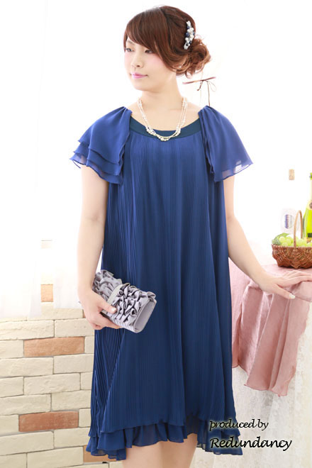 ブルーの袖付きプリーツドレス