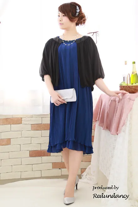 ブルーの袖付きプリーツドレス