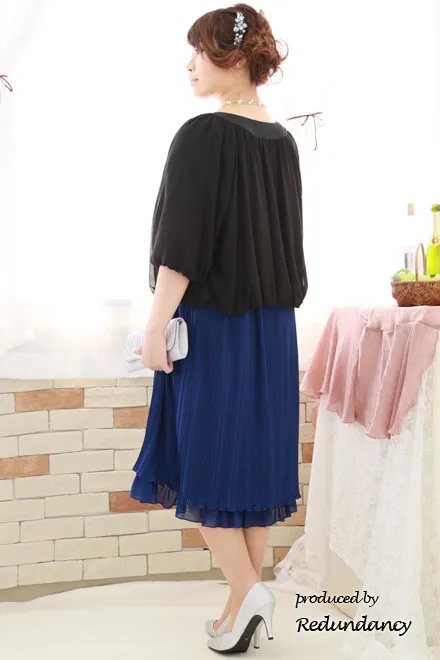 ブルーの袖付きプリーツドレス